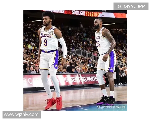 詹姆斯与儿子布朗尼同台亮相倒计时进入NBA选秀盛宴