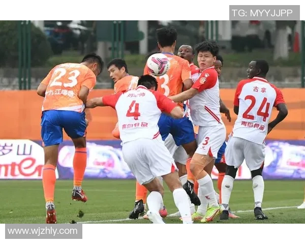 青岛黄海迎战北京人和争夺中甲联赛关键三分的精彩对决