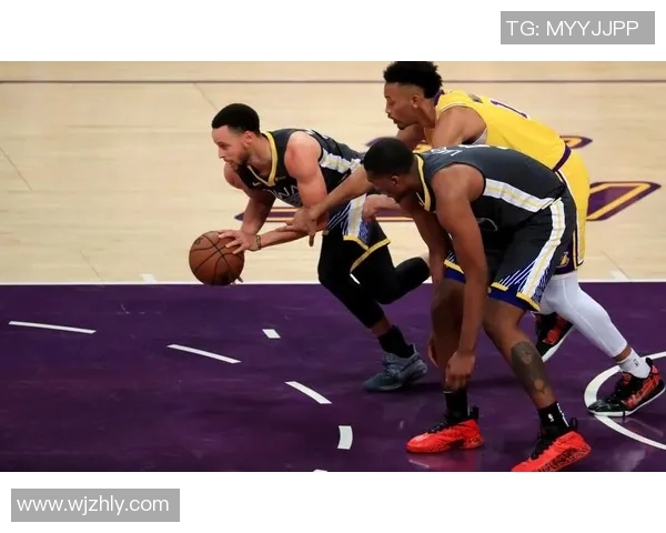 骑士与勇士激战正酣精彩瞬间照片回顾展现篮球魅力与激情对决