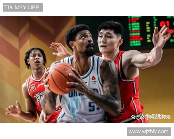 青岛男篮与广州男篮激战正酣谁能在这场对决中笑到最后